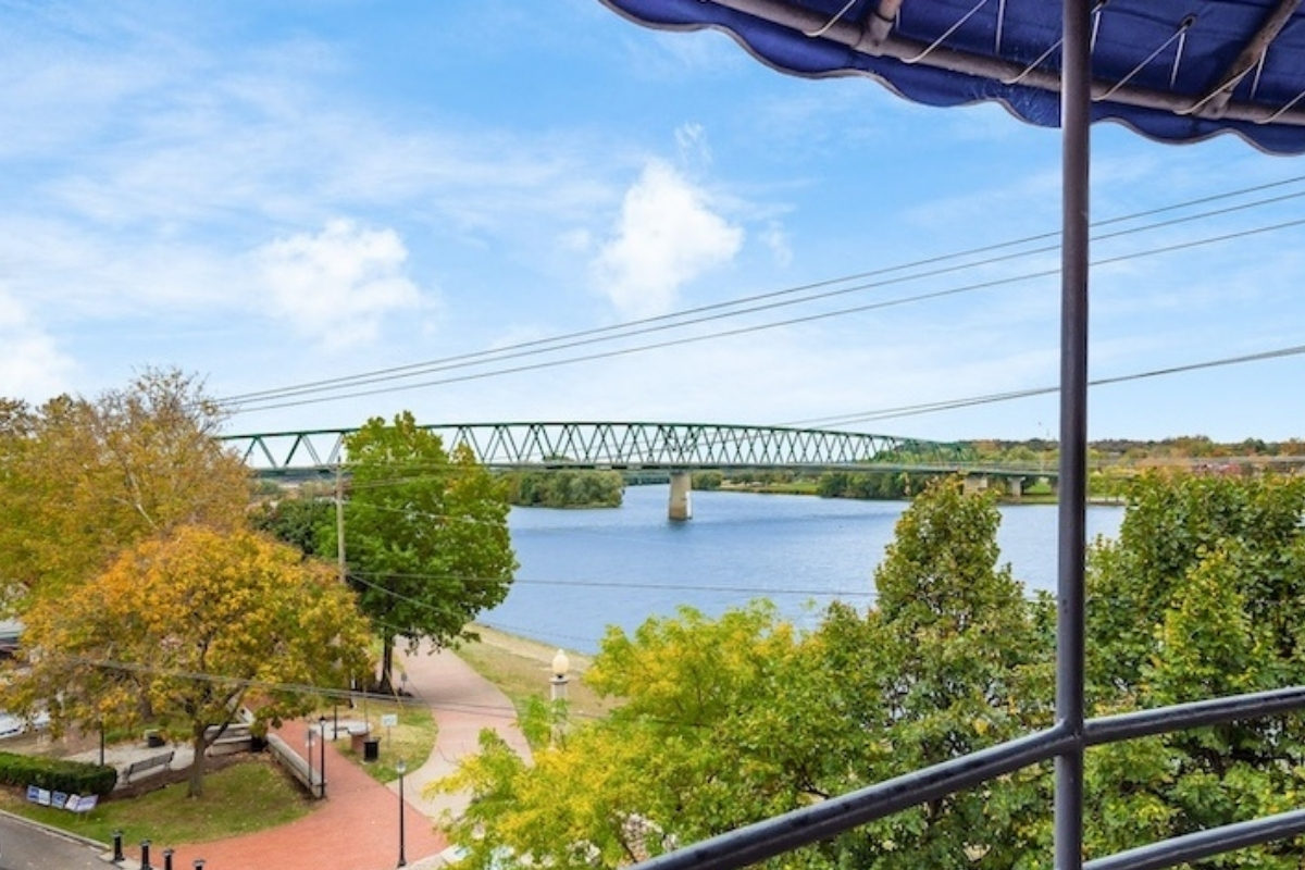 riverview_king_parlor_with_balcony_1200x800_lafayette_hotel_gallery_high 69d960854ba20