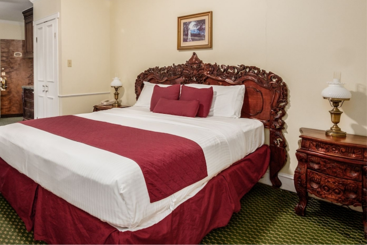 standard_king_room_1200x800_lafayette_hotel_gallery_high 69d960a40cf50