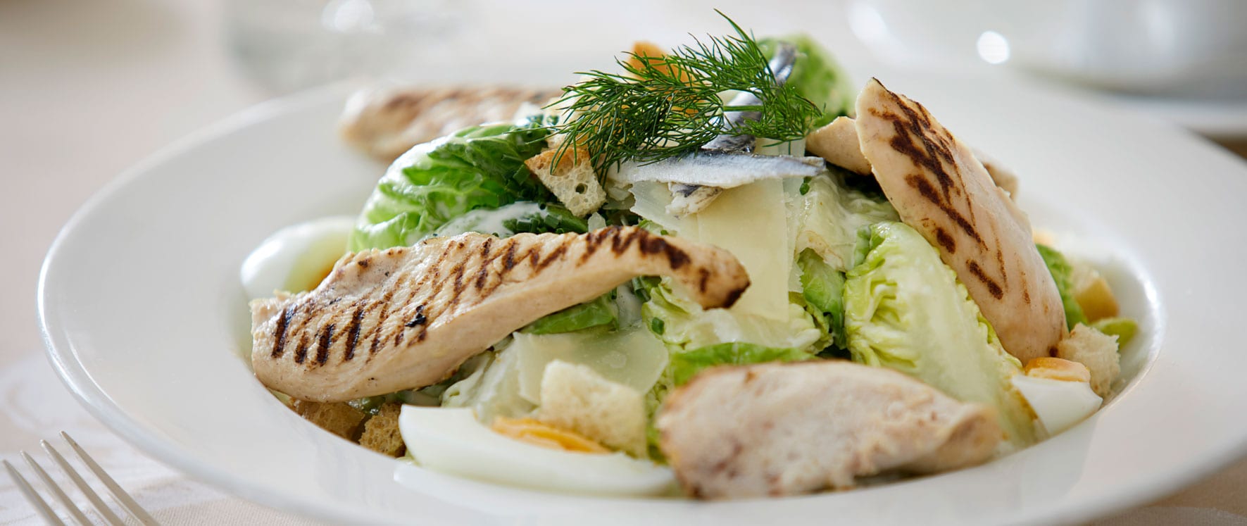 a plate of salad with chicken and vegetables