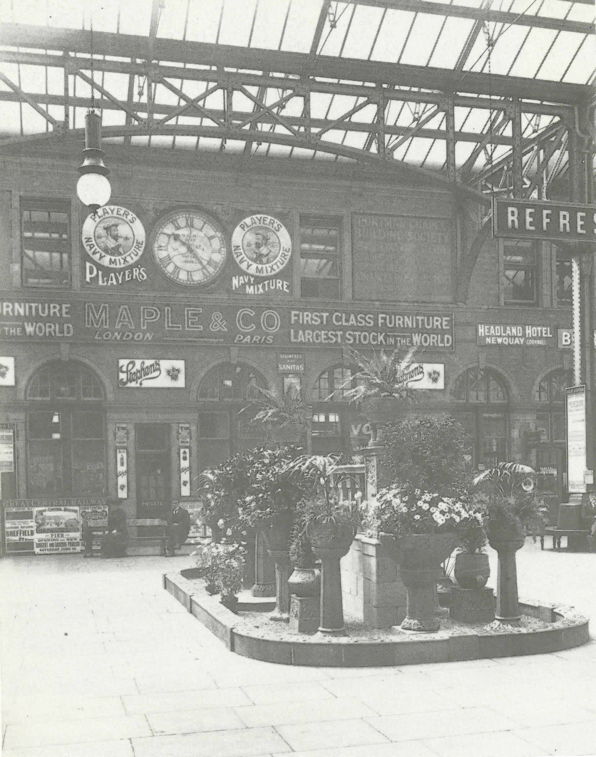a black and white photo of a building