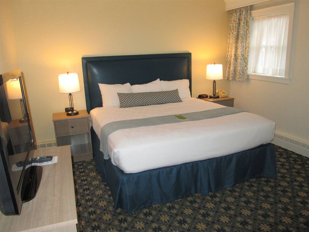 image of courtyard annex deluxe with one bed the middlebury inn vermont_high