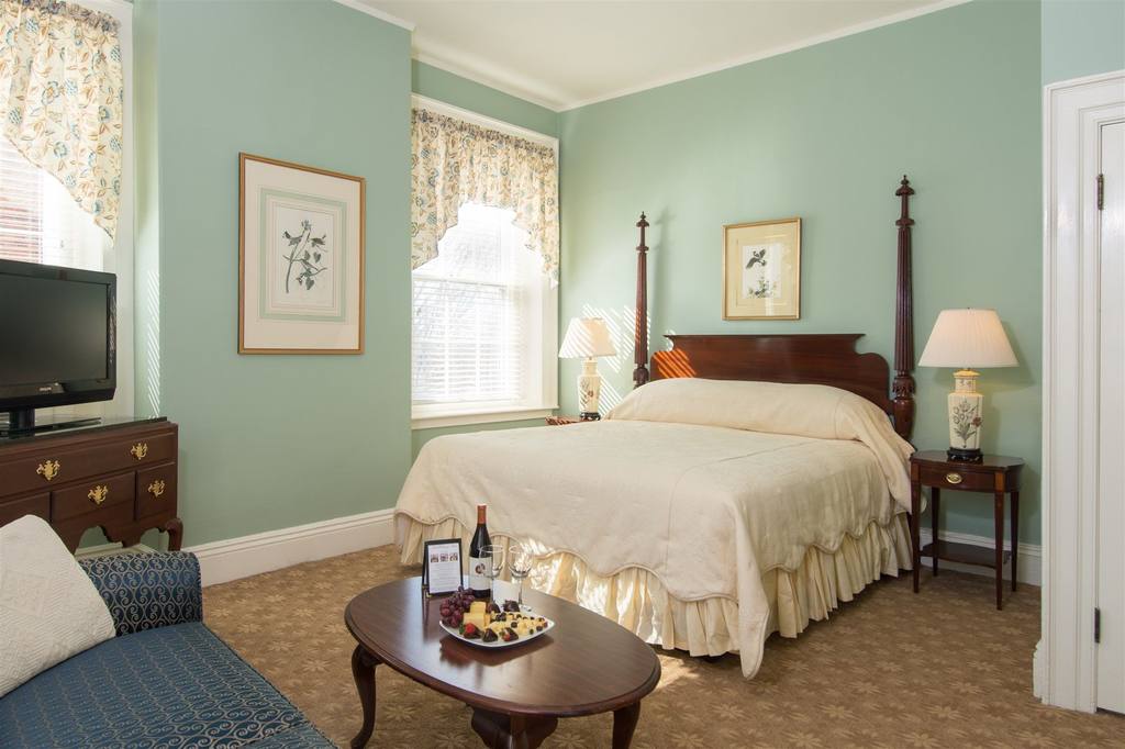 image of luxury room the middlebury inn vermont_high