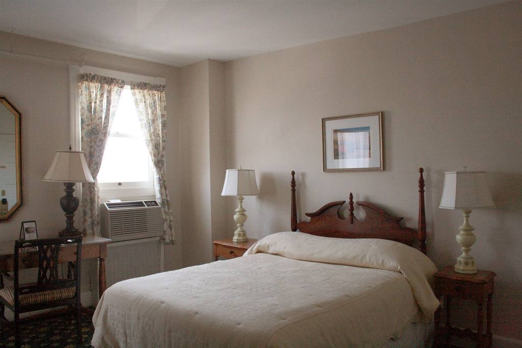 image of standard room with one bed the middlebury inn vermont_high