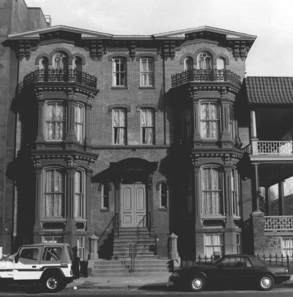 a black and white photo of a building