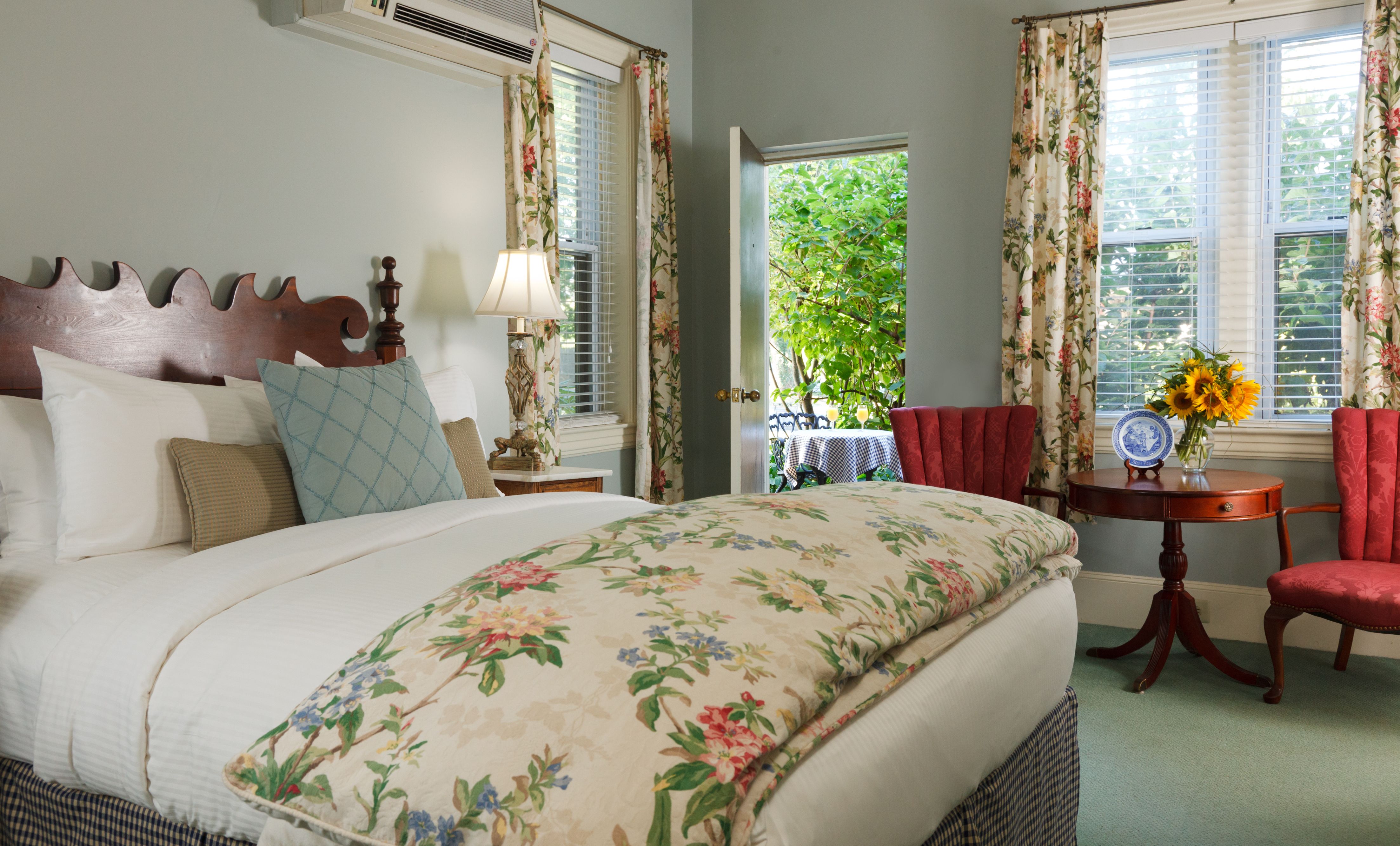 image_of_guestroom_with_bed_the_sayre_mansion_bethlehem_pennsylvania