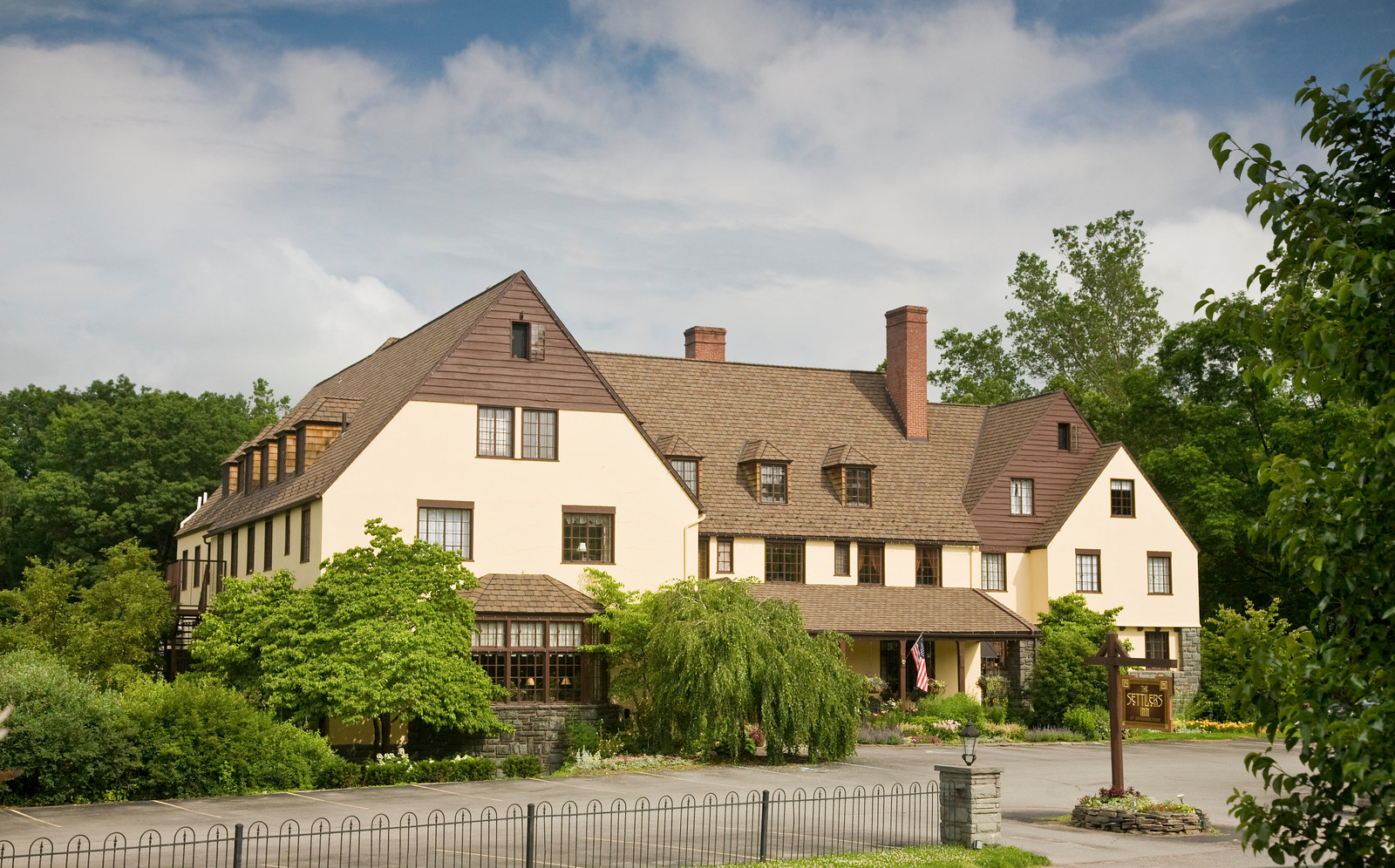 image of exterior the settlers inn at bingham park hawley pennsylvania_high