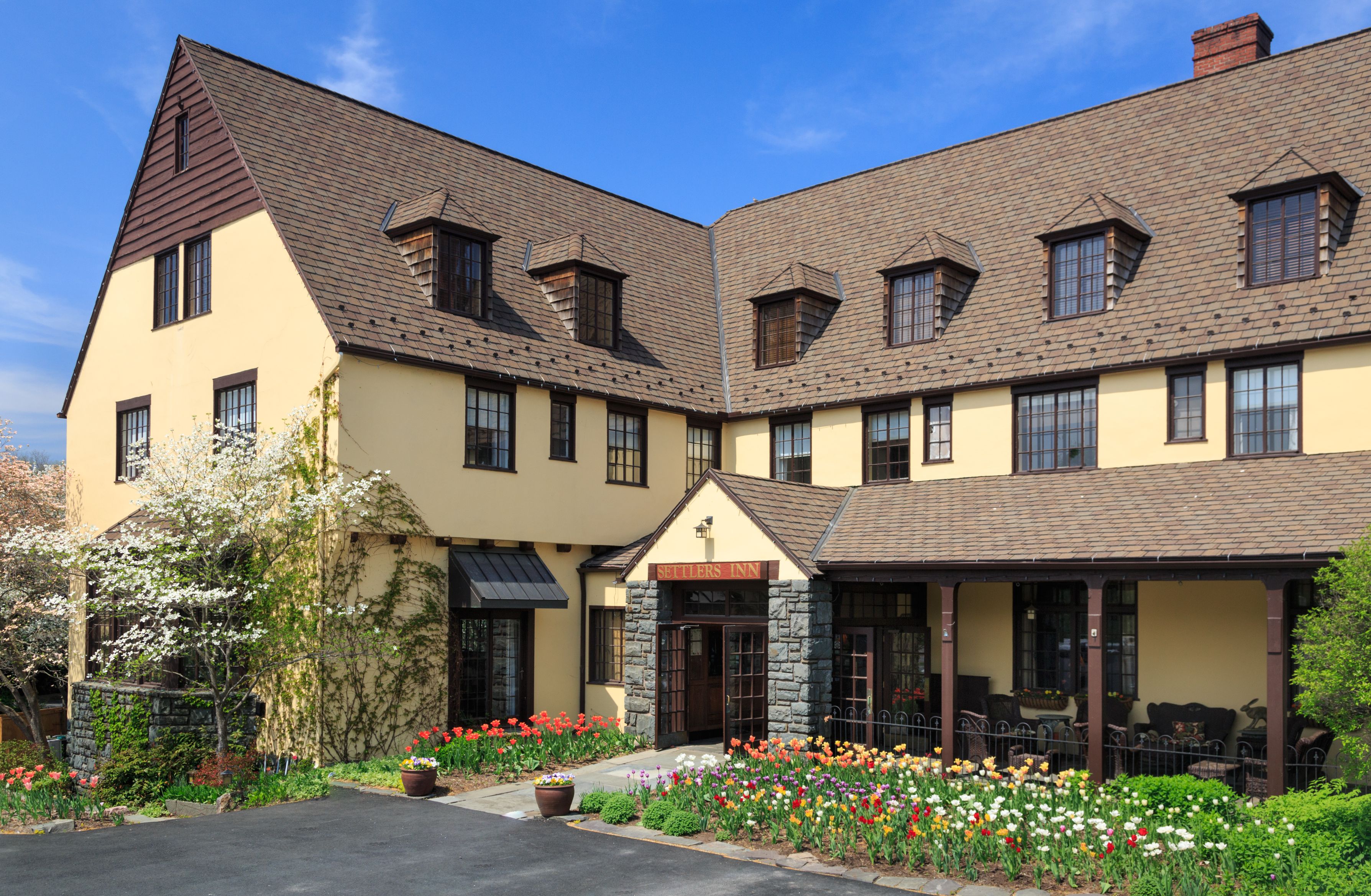 image_of_hotel_exterior_the_settlers_inn_at_bingham_park_hawley_pennsylvania_high 5f7e0d3142711
