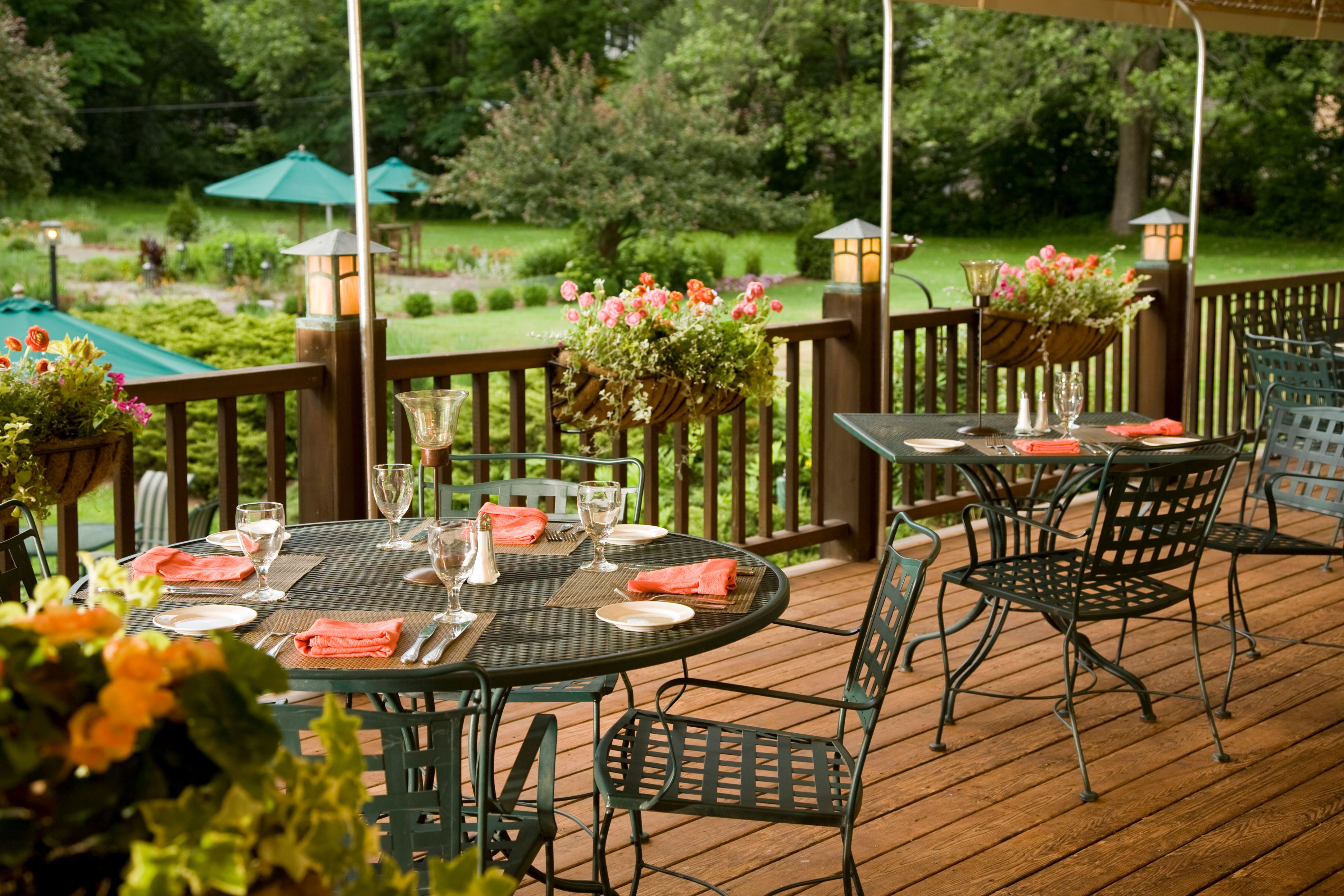image_of_outside_dining_the_settlers_inn_at_bingham_park_hawley_pennsylvania_high 5f7e0b6b100ed