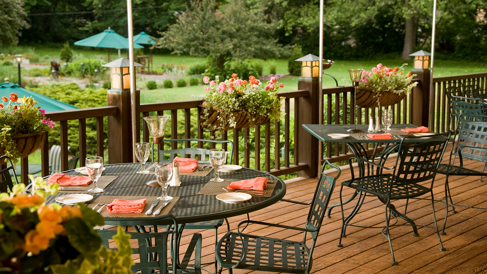 settlersinn09 outsidedining 4