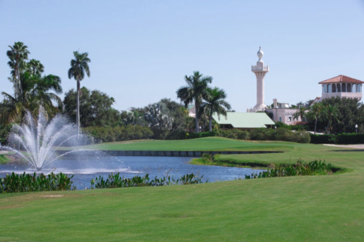 a water fountain on a golf course