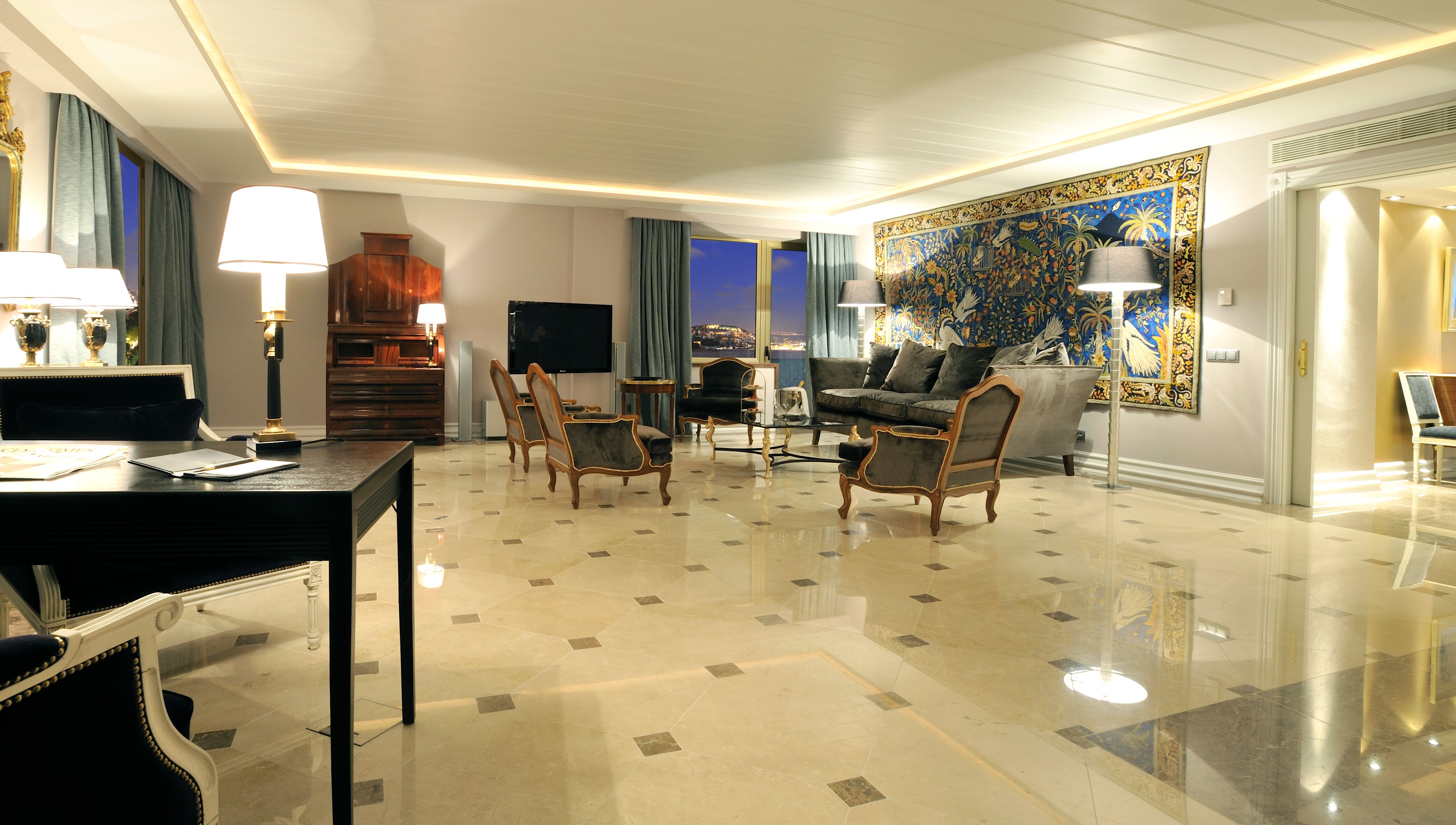 a living room with a large wall and a large mirror