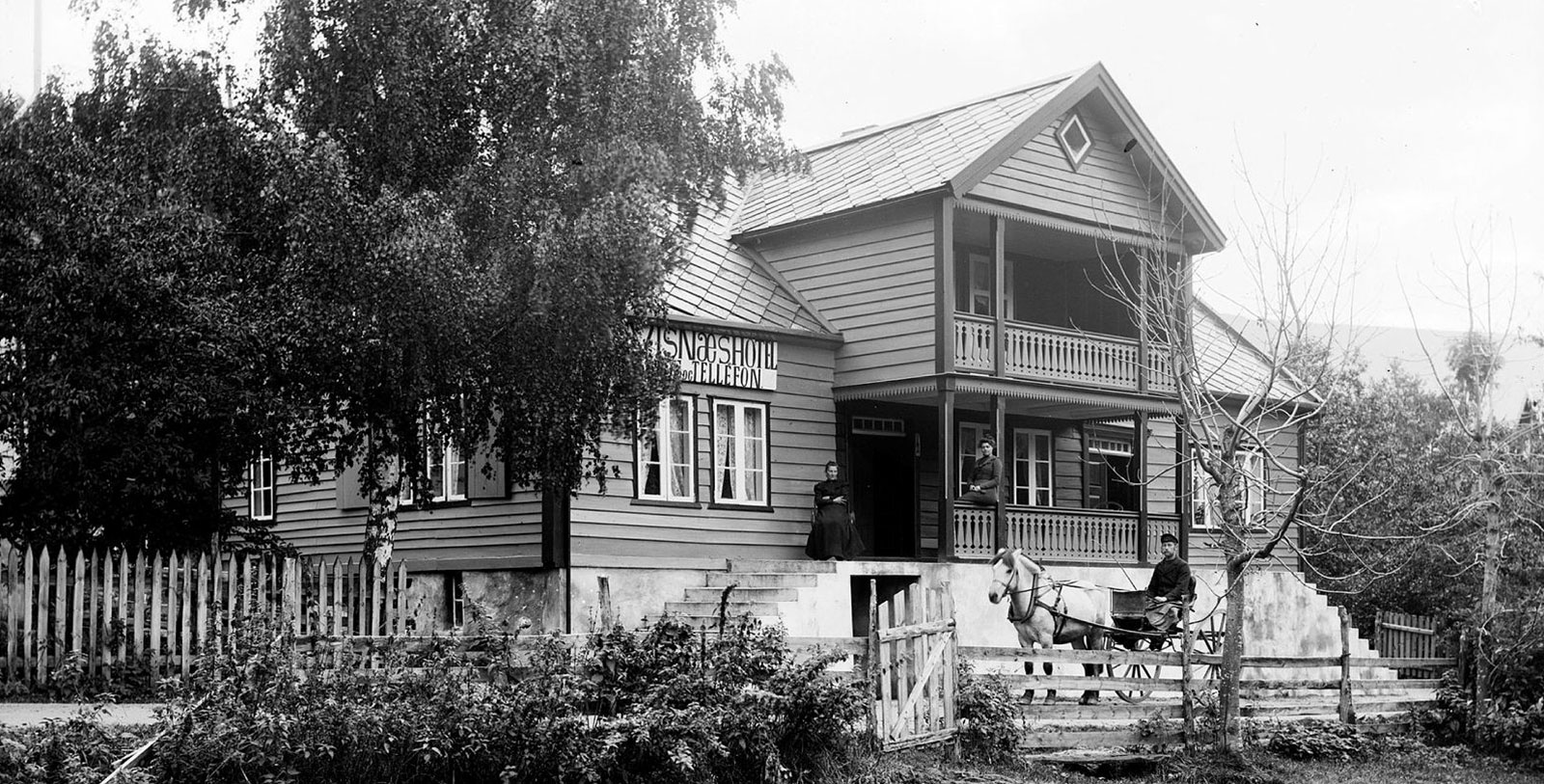 a horse drawn carriage in front of a house