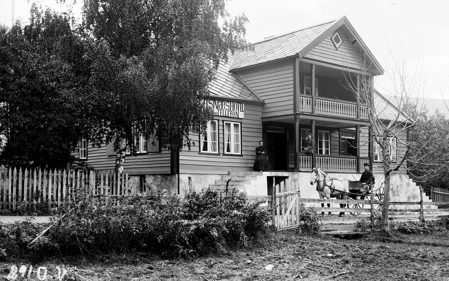 a horse and carriage in front of a house