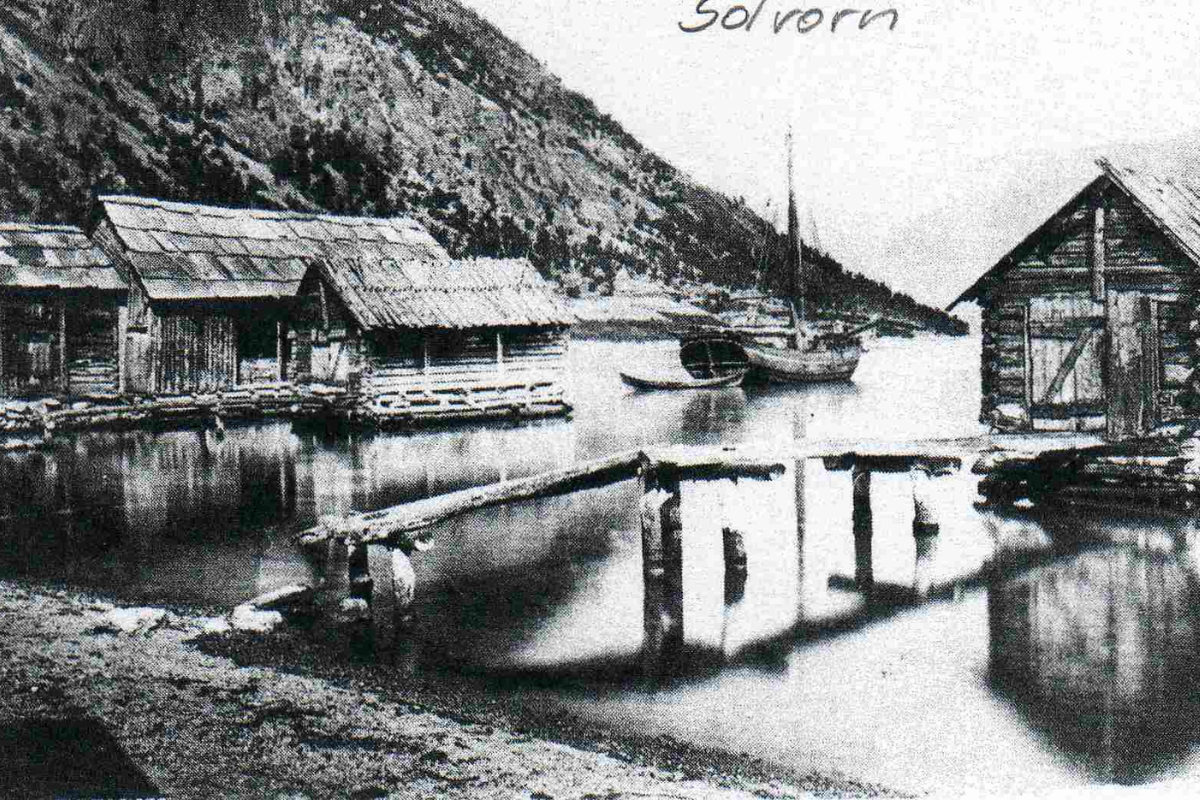 a boat on a dock in a lake
