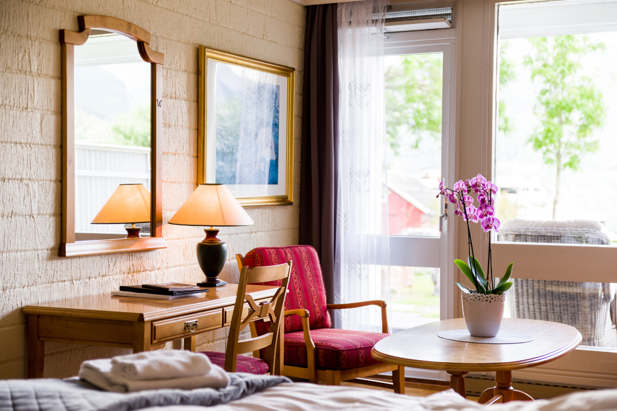 a room with a table and chairs and a lamp