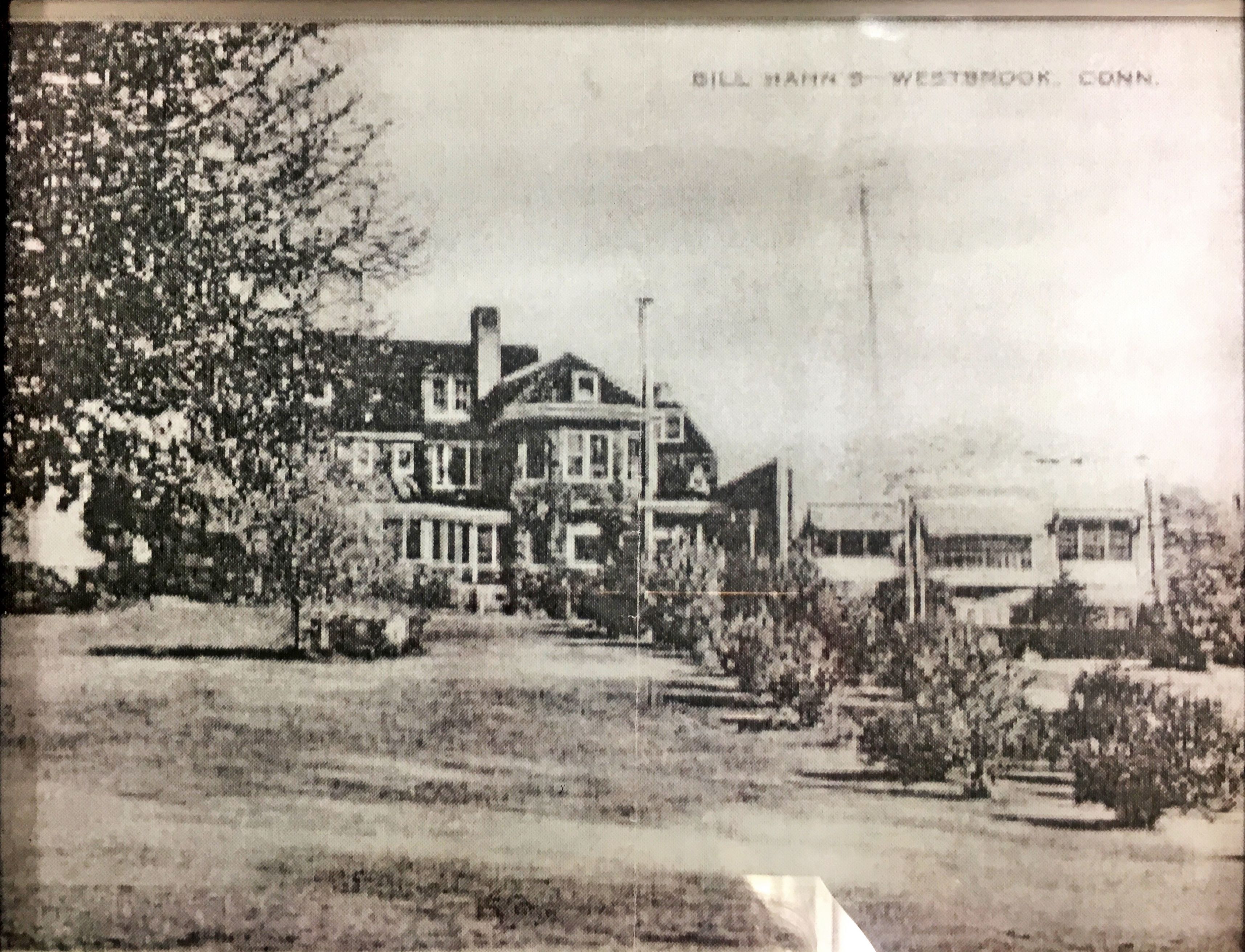 a black and white photo of a building
