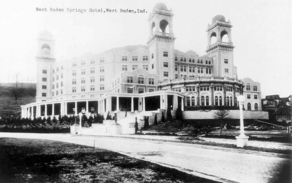 a black and white photo of a large building